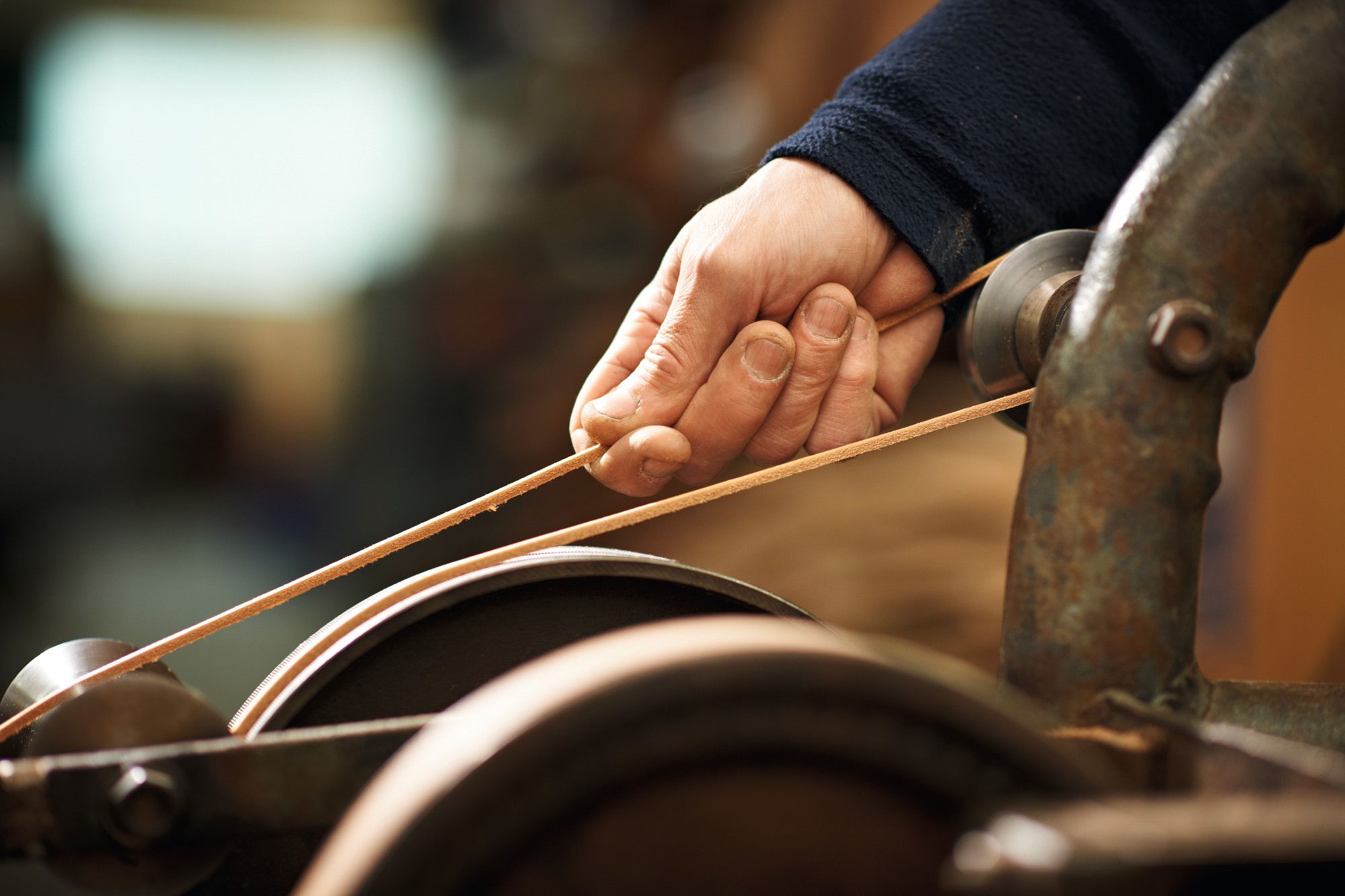 Ambachtelijke lederbewerking voor HUNTER-accessoires