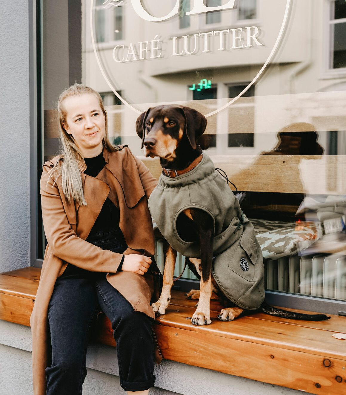 Hond met een HUNTER-jas